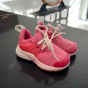 Toddler girls Nike sneakers